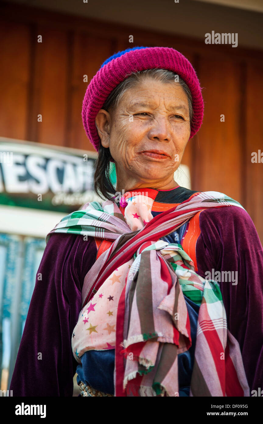 Personnes âgées femme Lisu, portrait, les gens des tribus des collines, Lisu, une minorité ethnique, le nord de la Thaïlande, la Thaïlande, l'Asie Banque D'Images