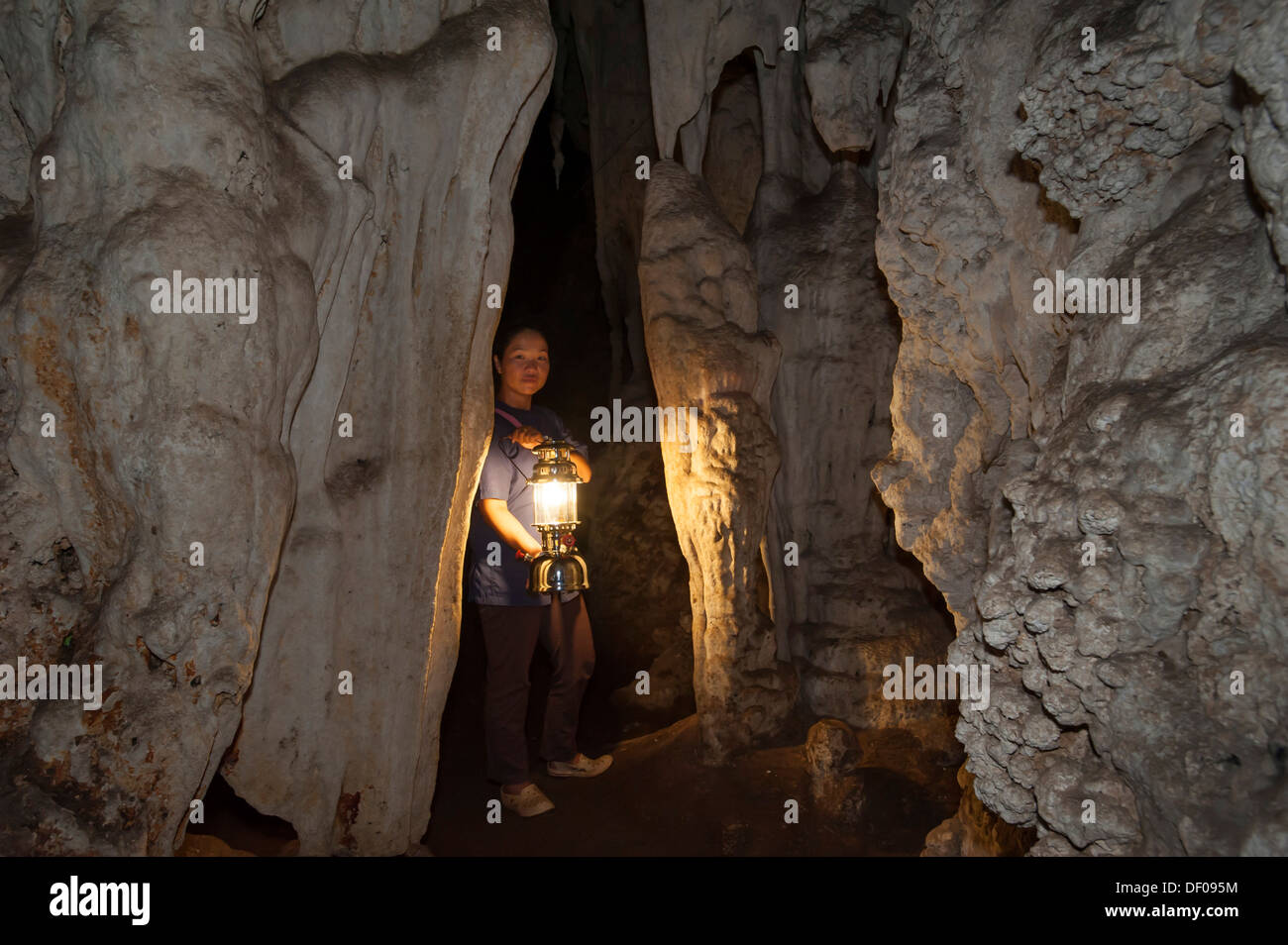 Femme thaïlandaise tenant une lanterne, la formation de la grotte, la grotte de Tham Lot, Soppong ou Pang Mapha, province de Mae Hong Son, Thaïlande du Nord Banque D'Images