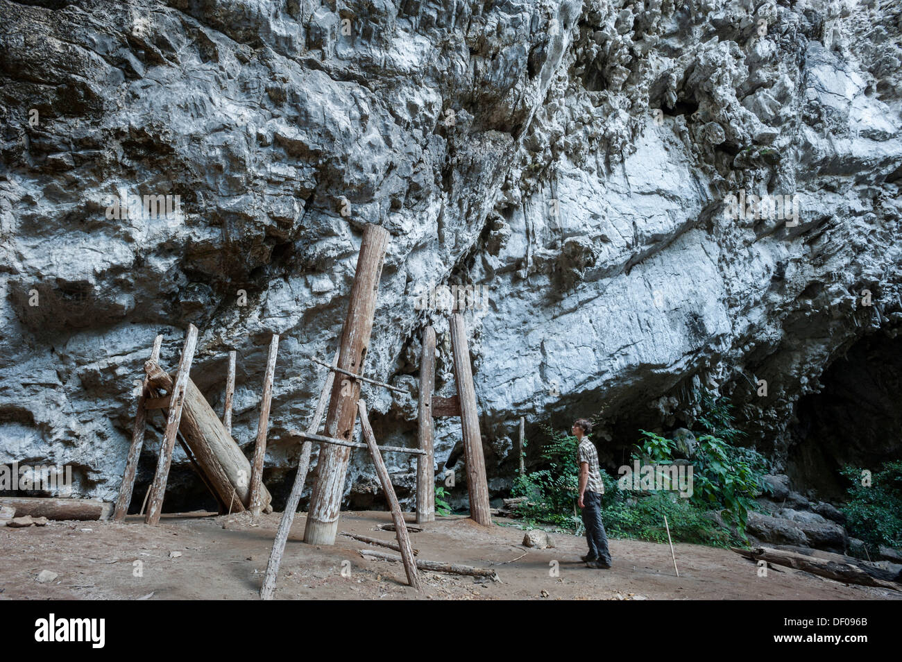 Woman admiring des milliers d'années teak cercueils, tombe dans une grotte, Soppong ou Pang Mapha, province de Mae Hong Son Banque D'Images