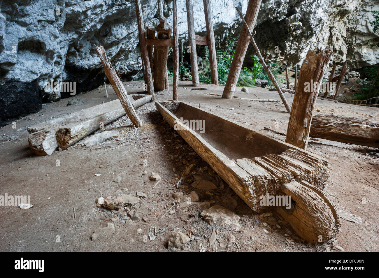 000-s d'années vieux cercueils en teck, tombeau grotte, Soppong ou Pang Mapha, province de Mae Hong Son, Thaïlande du Nord, Thaïlande Banque D'Images