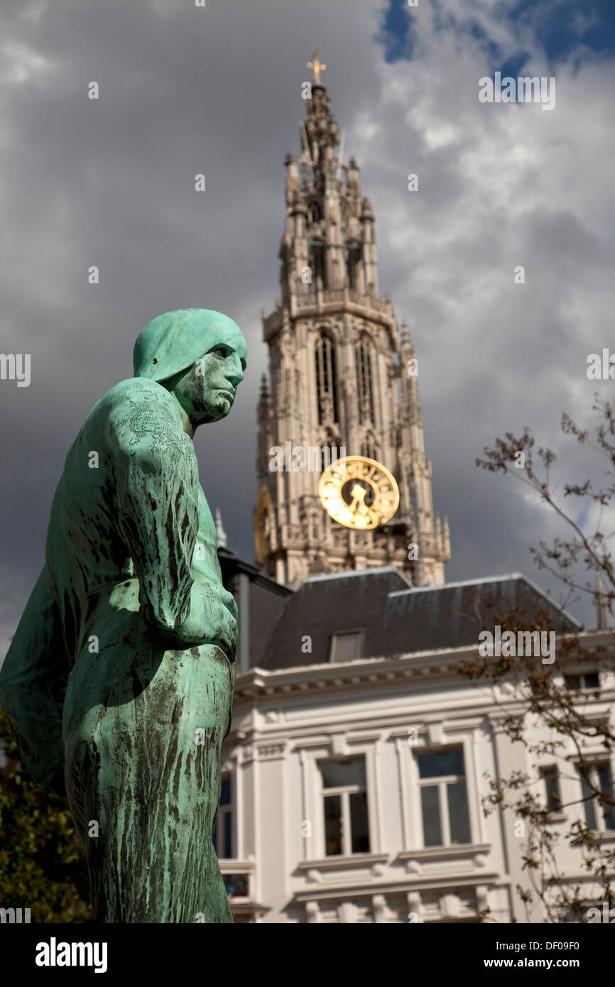 Statue de Buildrager en face de la tour de l'église de la Onze-Lieve-Vrouwekathedraal (Cathédrale de Notre-Dame) à Anvers, Belgique Banque D'Images