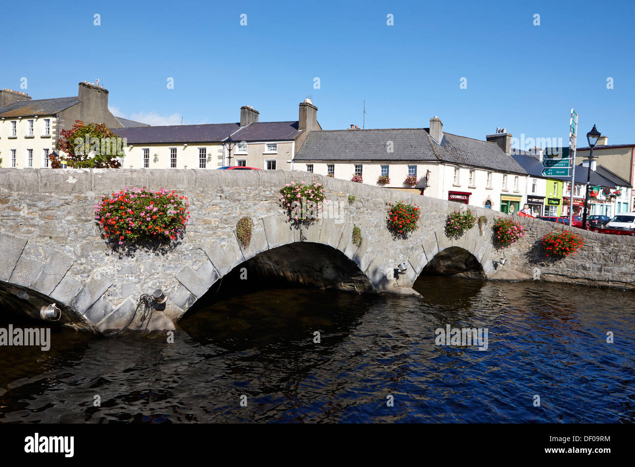Pont de pierre sur la Castlebar Road sur la rivière carrowbeg south mall westport County Mayo république d'Irlande Banque D'Images