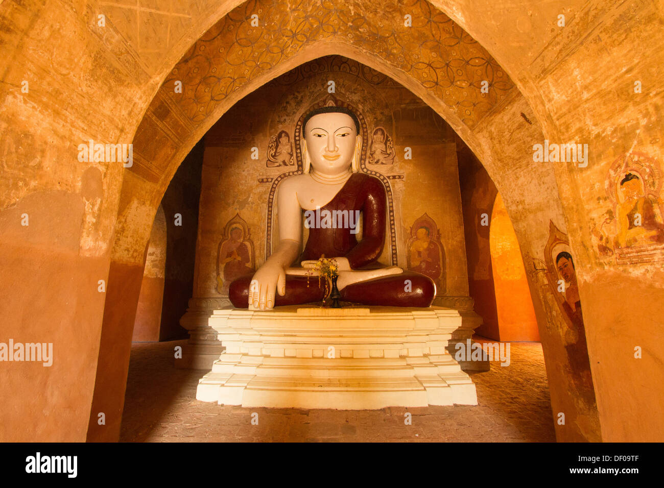 Statue de Bouddha à l'intérieur de pagode à Bagan, Myanmar Banque D'Images