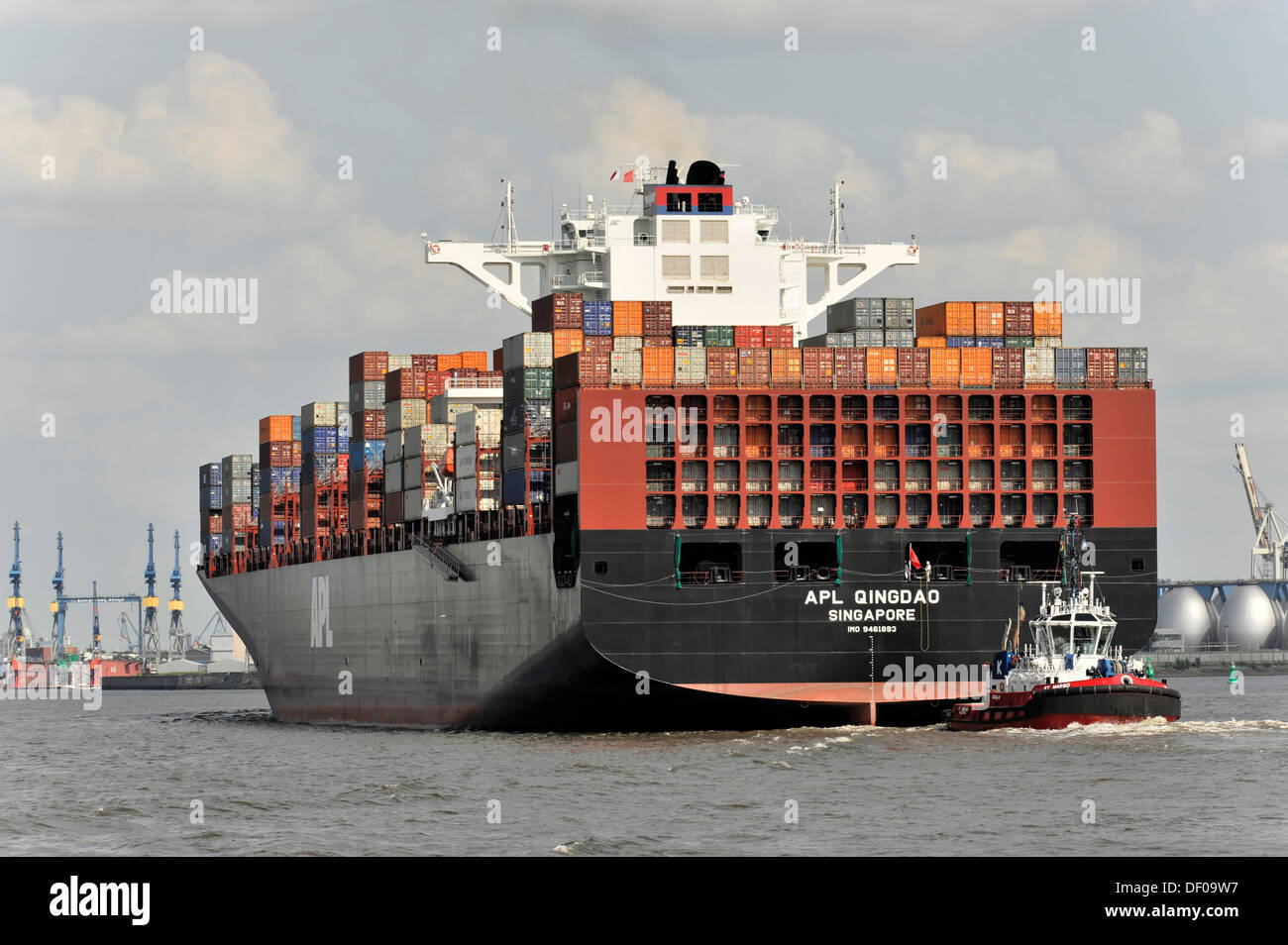 APL QINGDAO container ship, 349 m de long, construit en 2012, l'arrivée, le port de Hambourg, Hambourg Banque D'Images