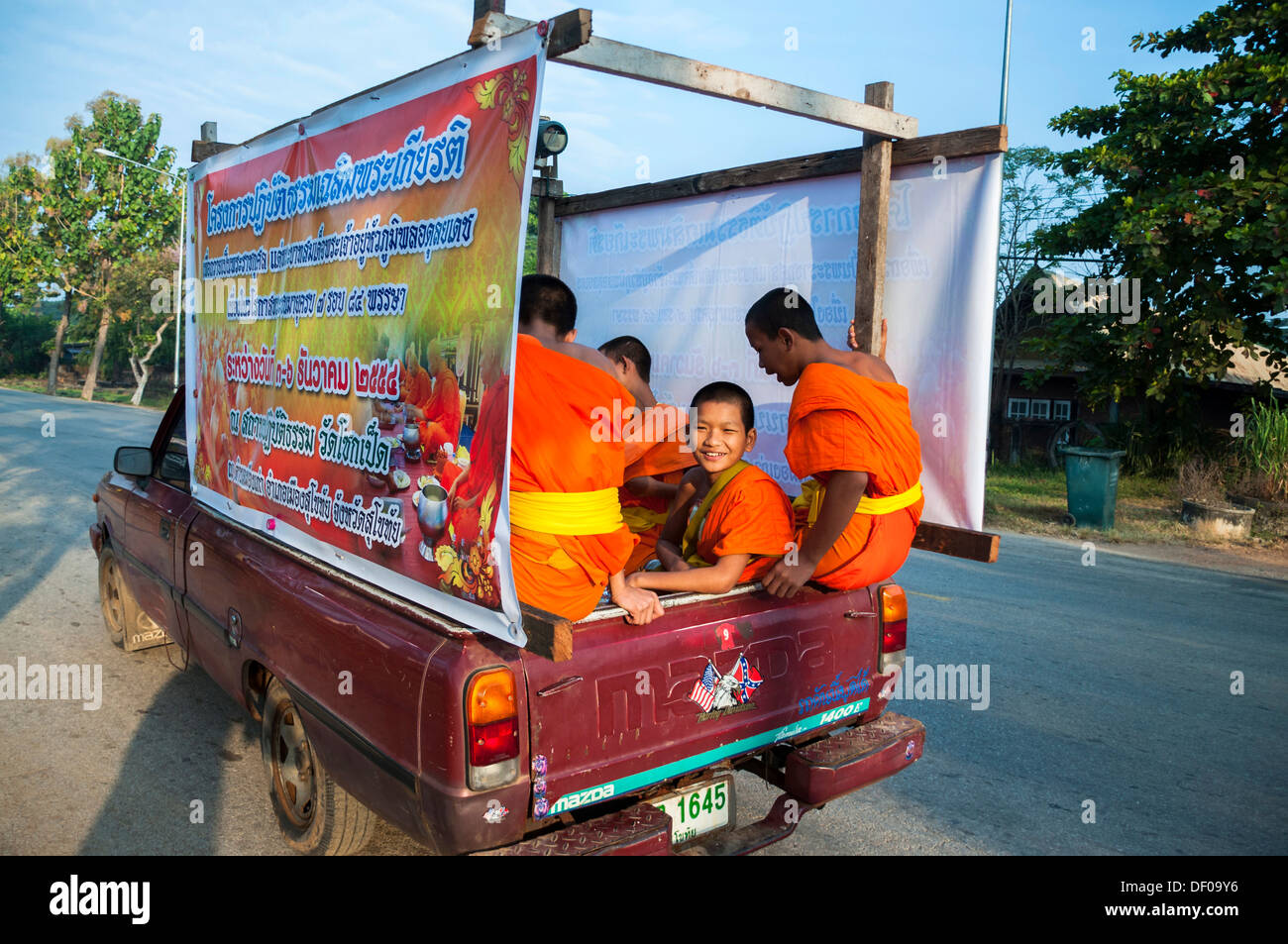 Camionnette avec les jeunes moines bouddhistes du monastère de la province de Sukhothai, l'école, la Thaïlande, l'Asie Banque D'Images