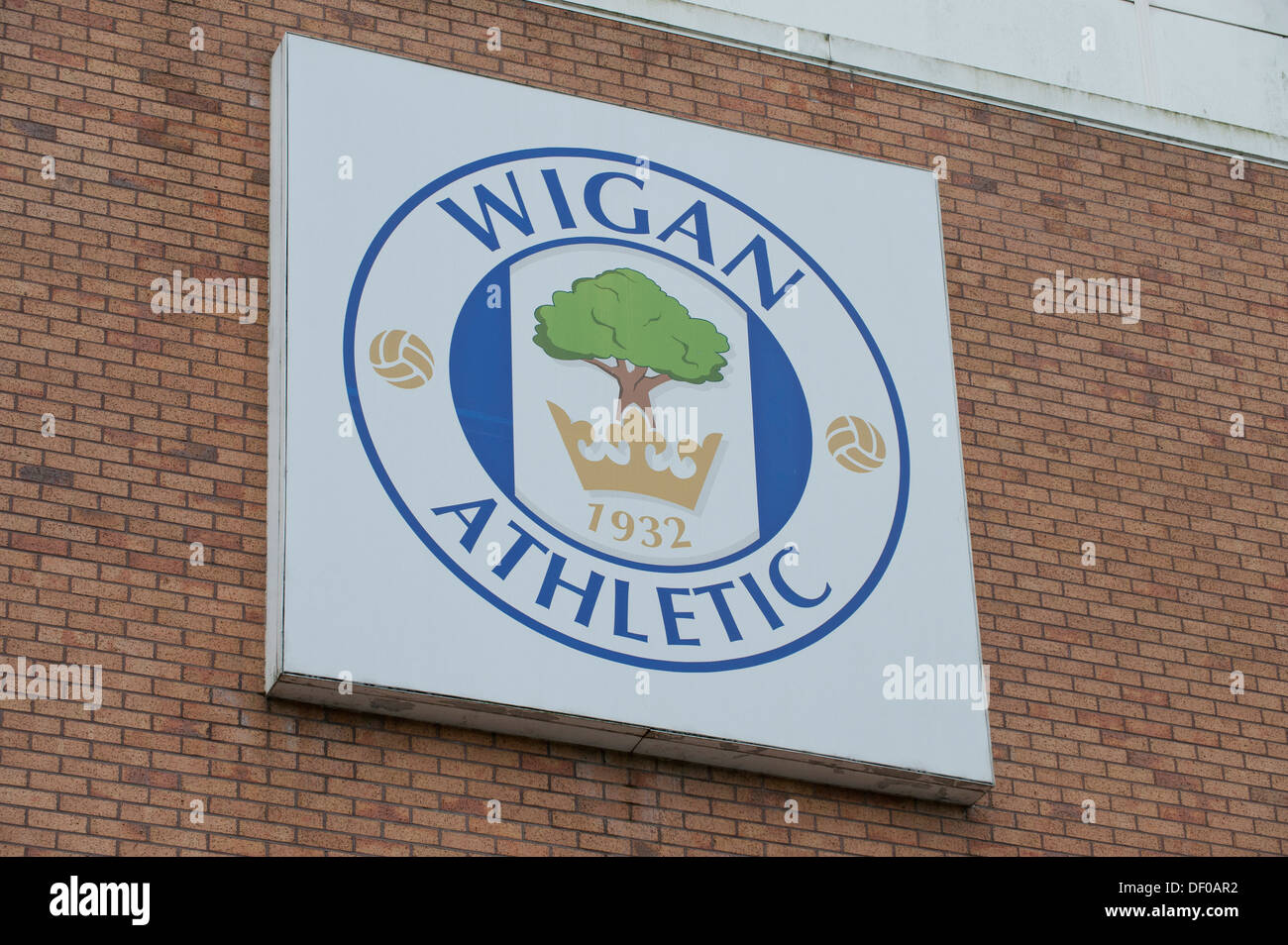 Le Wigan Athletic Football Club emblam comme vu sur le côté de la DW Stadium (usage éditorial uniquement). Banque D'Images