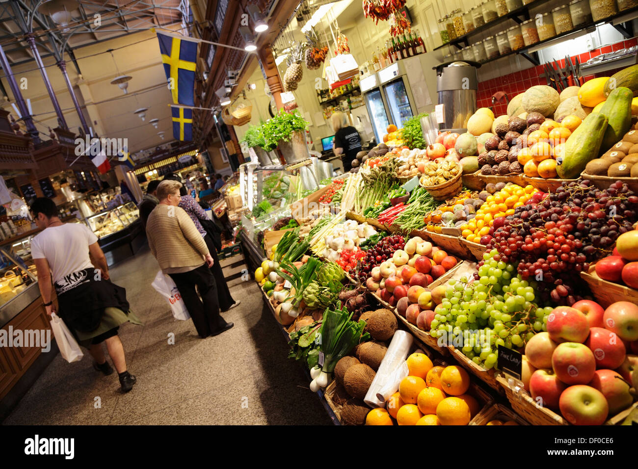 Fruits et légumes frais destinés à la vente à Östermalms Saluhall, Stockholm, Suède Banque D'Images