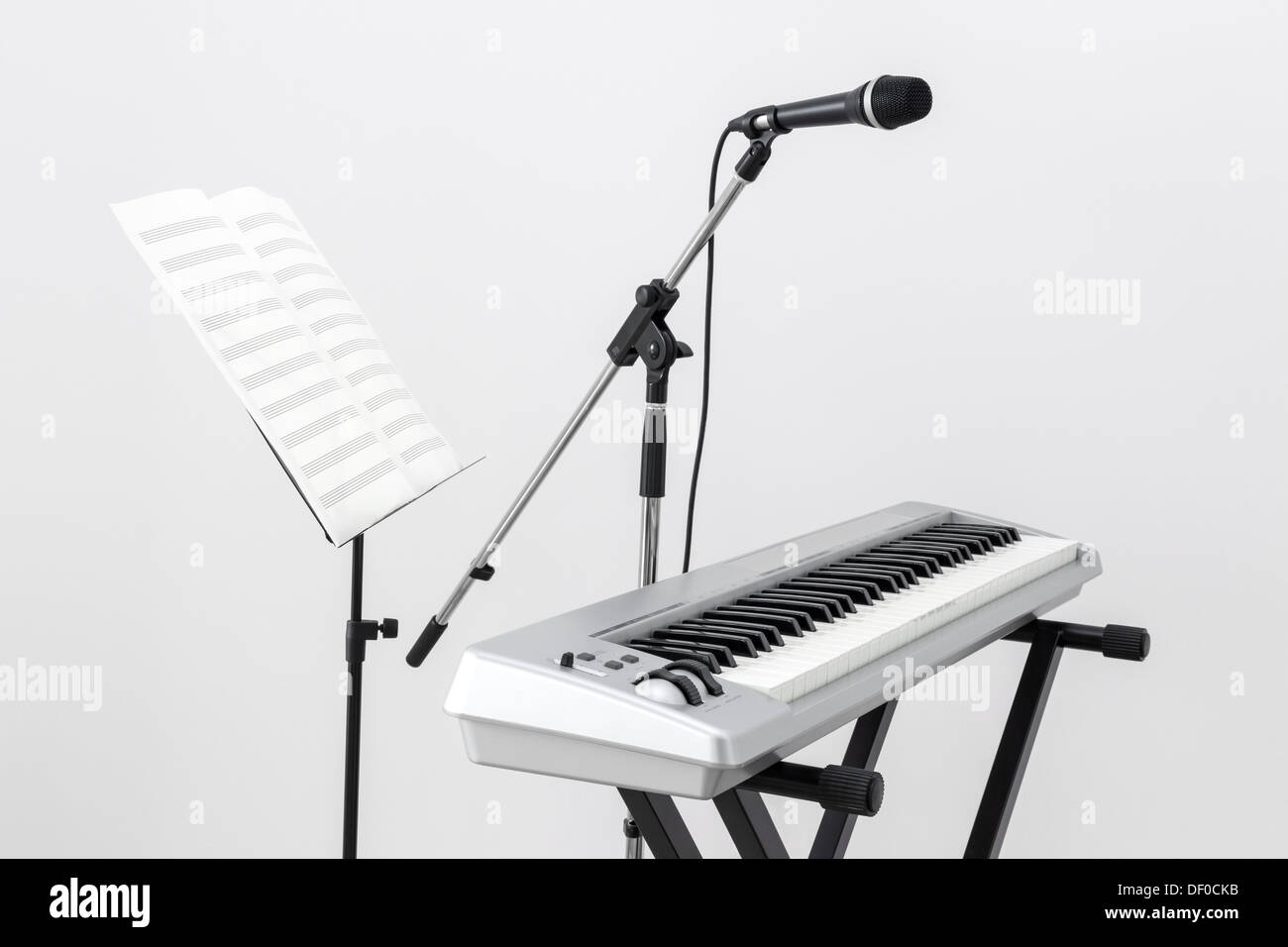 Piano électrique, micro et le stand avec des partitions de musique. Banque D'Images