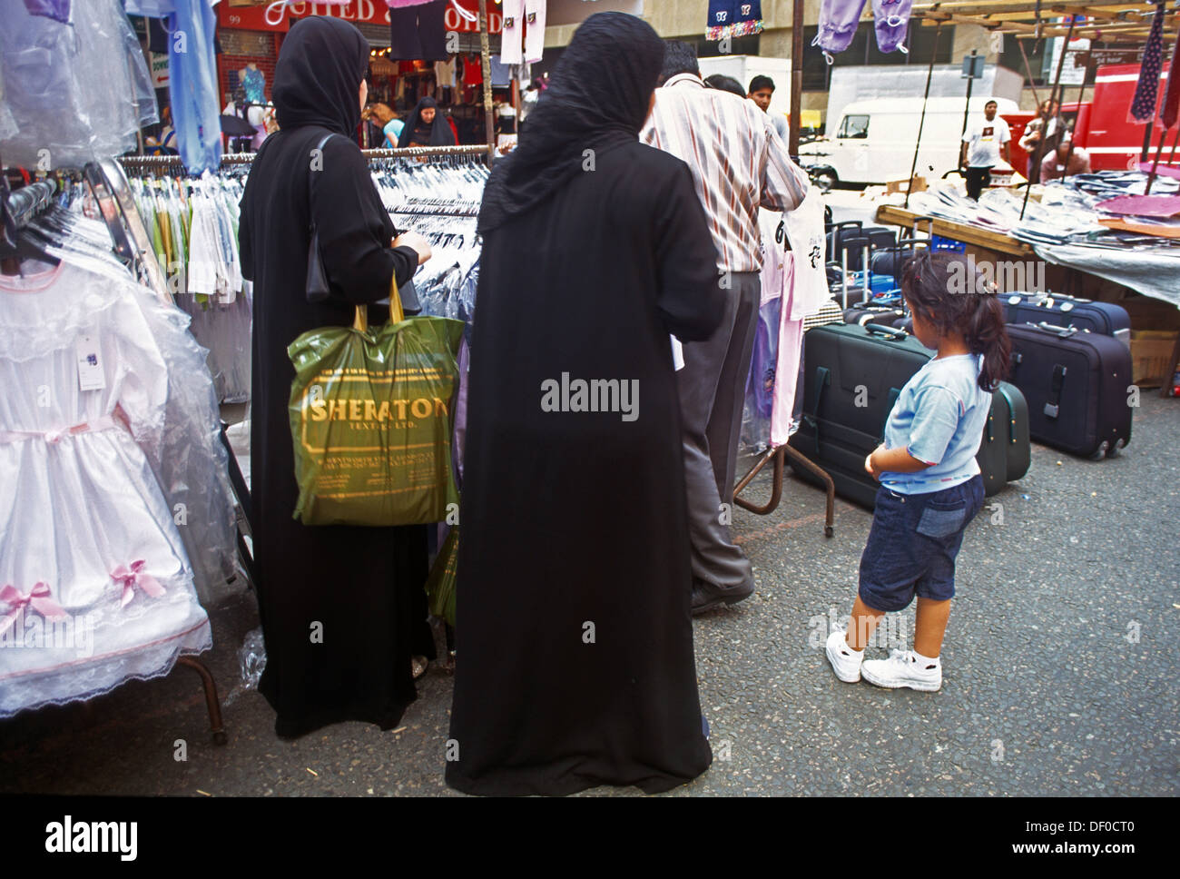 Petticoat Lane Londres Angleterre famille arabe Shopping Vêtements pour enfants Banque D'Images