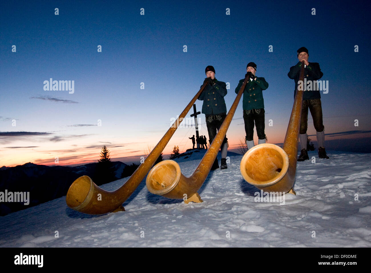 Joueurs de cor des alpes, costume traditionnel, hiver, neige, montagnes, Chiemgau, Bavière Banque D'Images