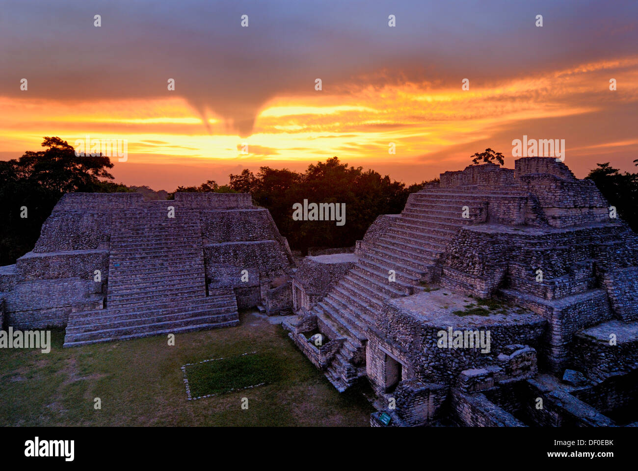 Les Temples Mayas de Caracol, pyramide, calendrier 2012, coucher de soleil, Belize, Amérique Centrale Banque D'Images