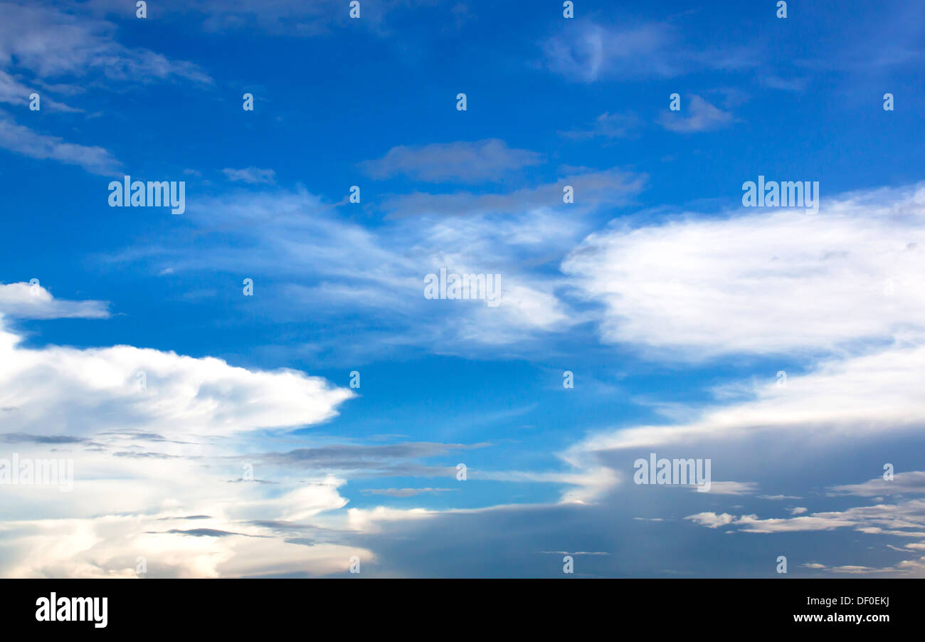 Le ciel bleu avec des nuages de près. Banque D'Images