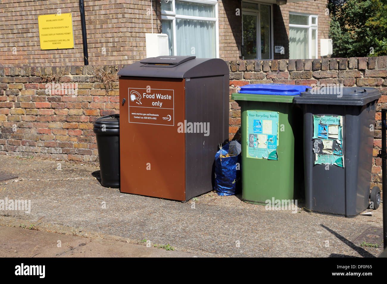 Angleterre Londres Wimbledon et les bacs de recyclage des déchets alimentaires Banque D'Images