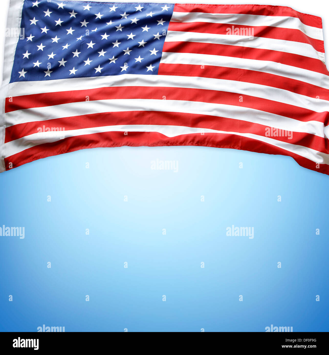 Gros plan du drapeau américain sur fond bleu Banque D'Images