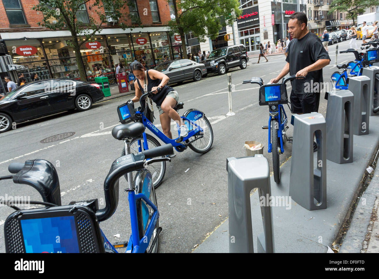 Femme assise sur un vélo Citi, système de partage de vélos publics à New York City Banque D'Images