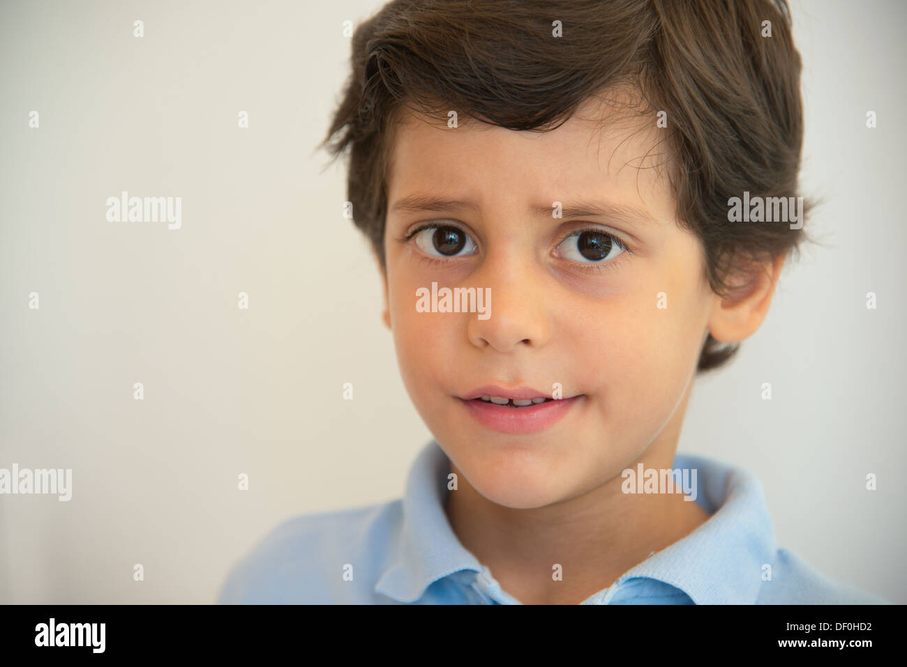Un garçon aux yeux marron avec une expression de déception Banque D'Images
