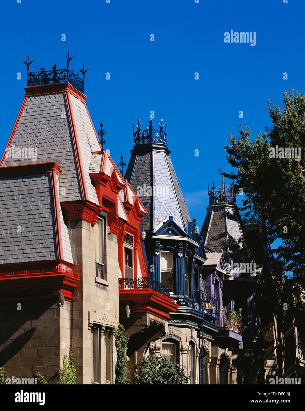 Canada, Québec, Montréal, maisons peintes de couleurs vives à Saint-Louis. Banque D'Images