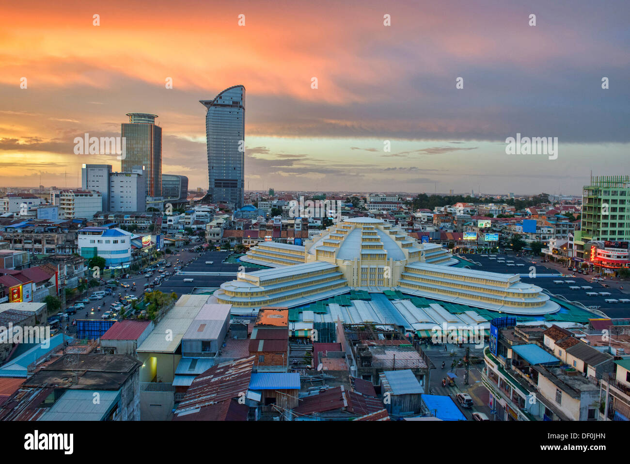 Vue aérienne de l'Art Déco, Psar Thmei, marché central de Phnom Penh Tower, et sur les toits de la ville, Phnom Penh, Cambodge Banque D'Images