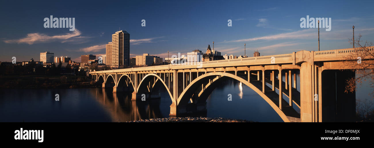 Canada, Saskatchewan, Saskatoon, la fin de l'après-midi pont Broadway et la ville. Banque D'Images