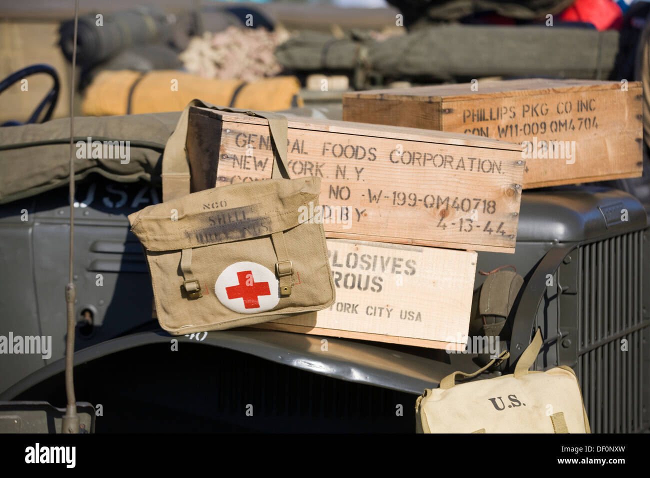 Les véhicules militaires dans la bataille à la victoire au Show Cosby les rations et de la croix rouge sac sur Jeep Banque D'Images