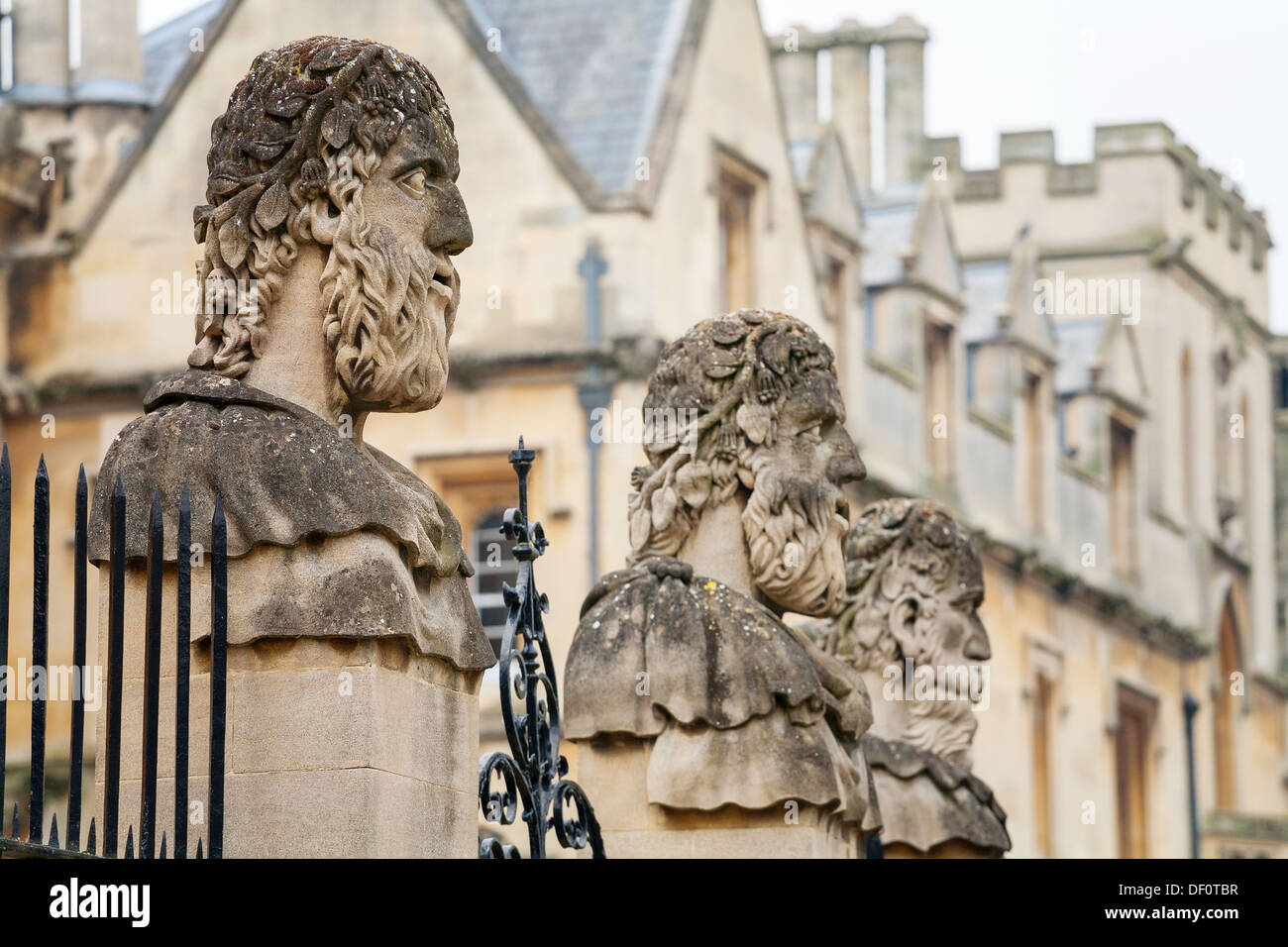 Sheldonian de statues. Oxford, Angleterre Banque D'Images