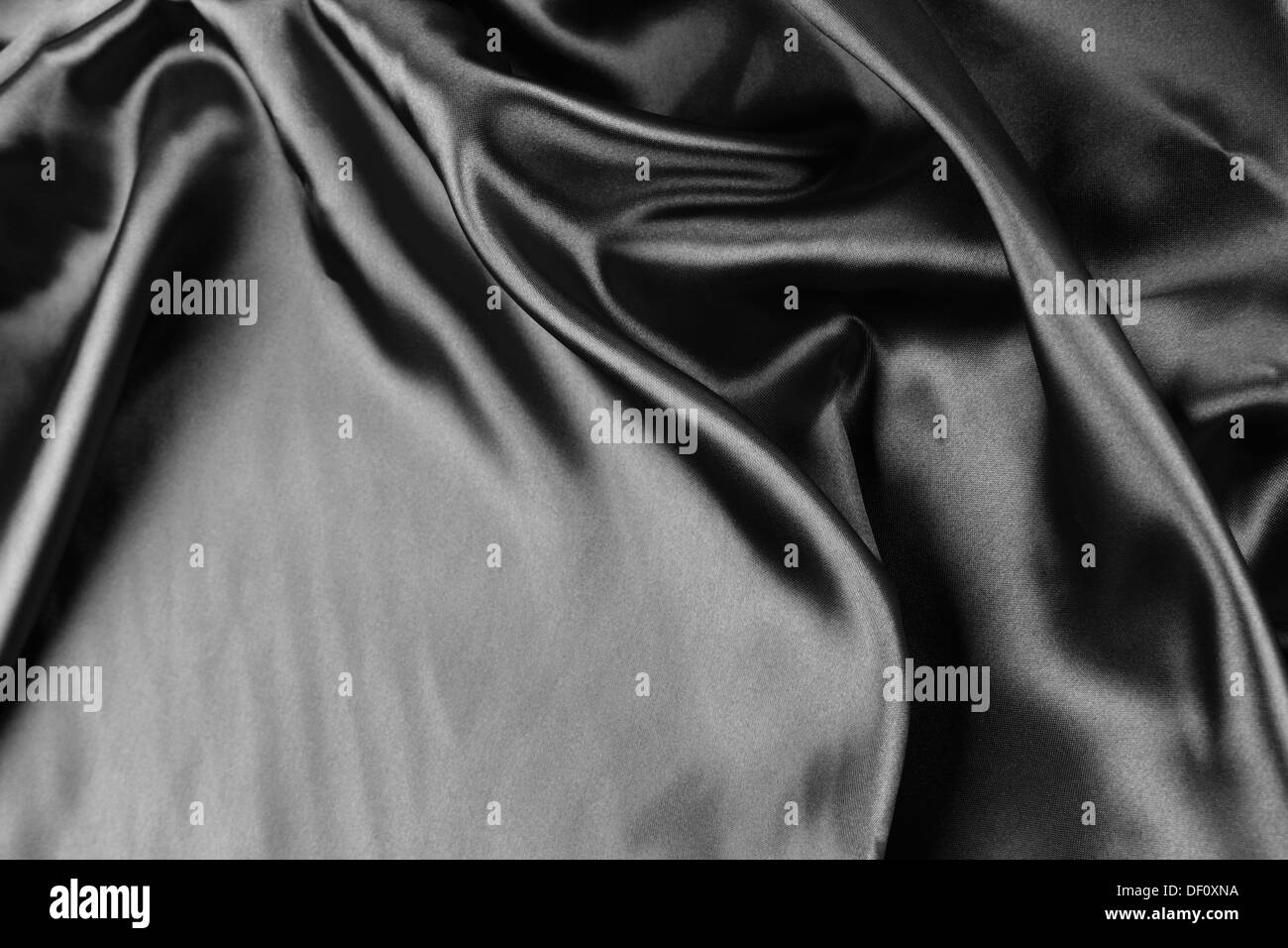 Gros plan du tissu en soie noire ondulée Banque D'Images