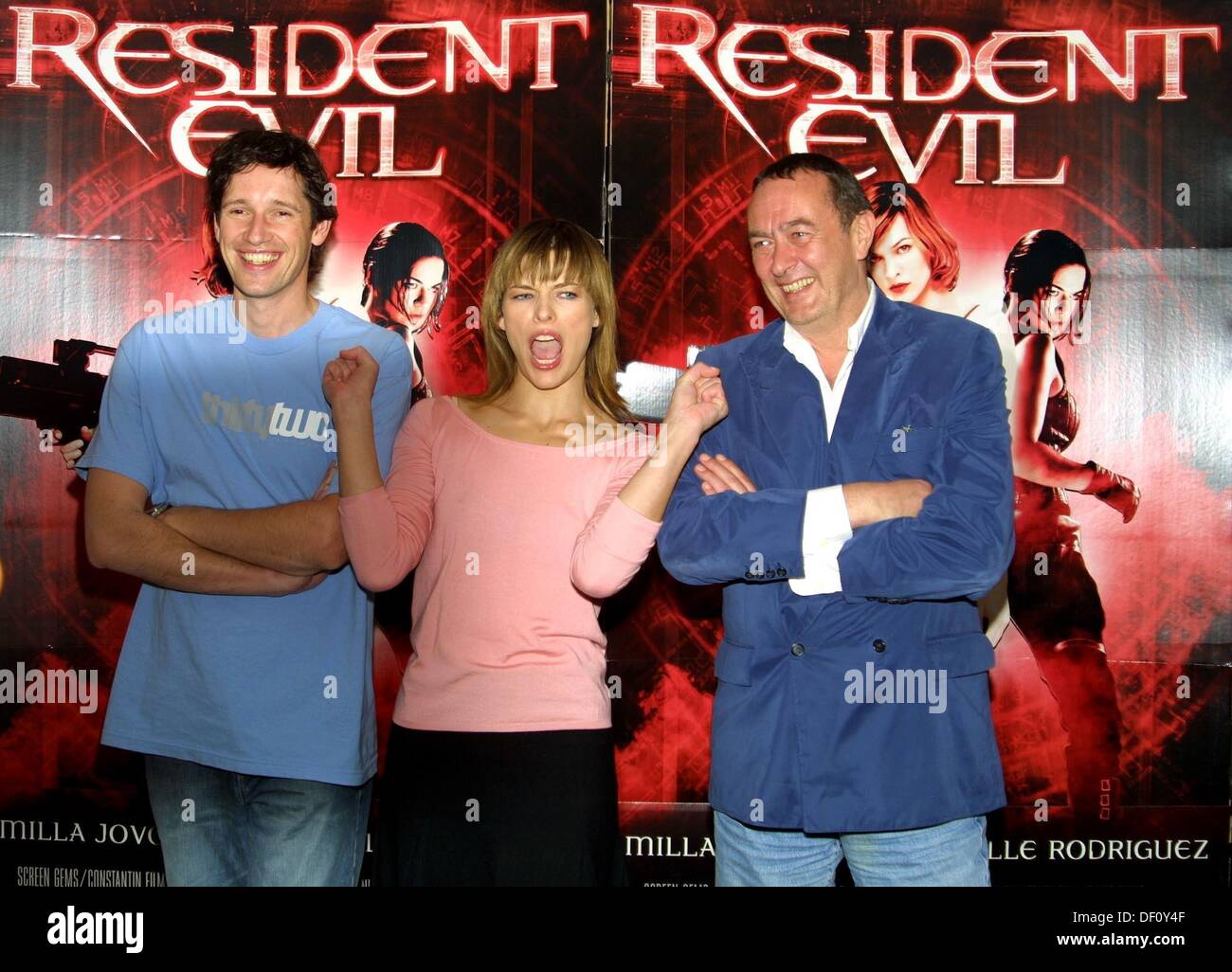 Milla Jovovich (M), réalisateur Paul W.S. Anderson (l) et le producteur Bernd Eichinger (r) à la séance photo de 'Resident Evil' à Berlin. Banque D'Images