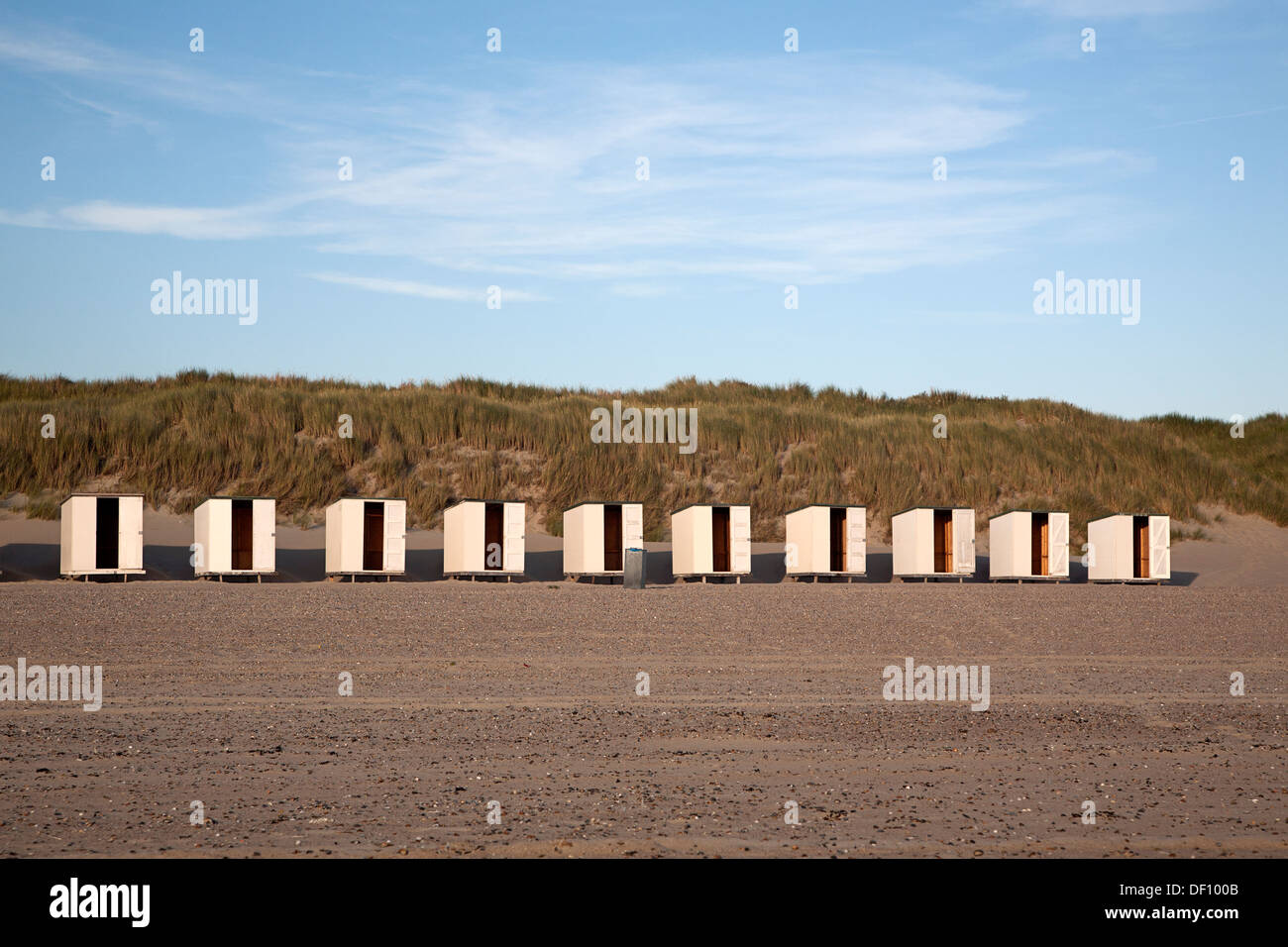 Rangée de 10 cabines de plage blanche, vide, Westenschouwen, Zélande, Pays-Bas Banque D'Images
