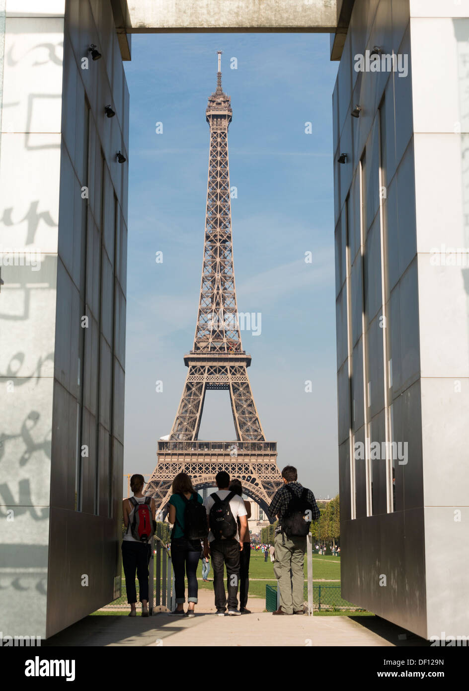 Tour Eiffel vue à travers le mur de la paix, Champs de Mars, Paris, France Banque D'Images