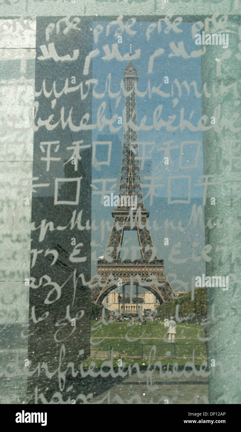 Tour Eiffel vue à travers le mur de la paix, Champs de Mars, Paris, France Banque D'Images