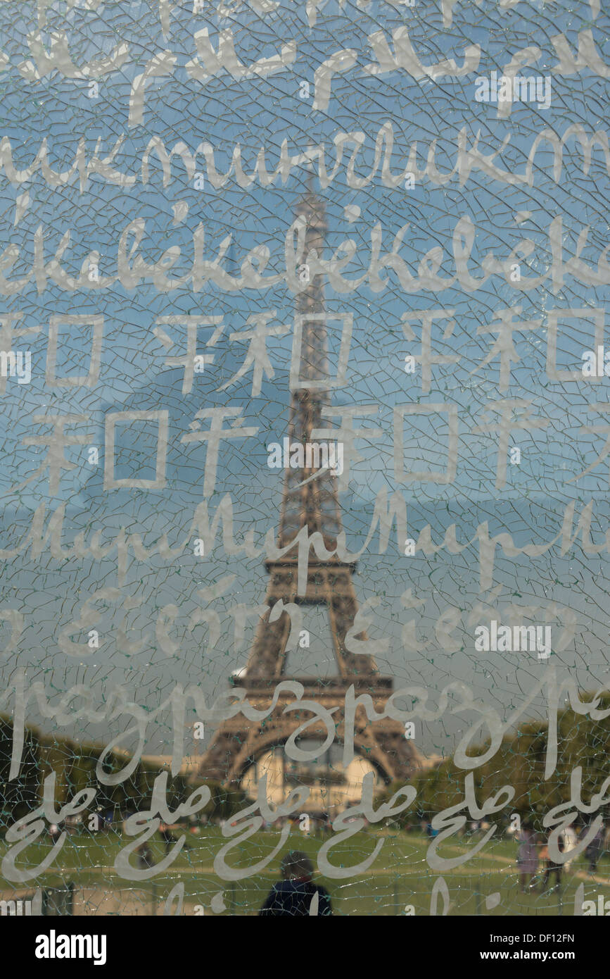 La Tour Eiffel à travers le mur de la paix, de Champs de Mars, Paris, France Banque D'Images