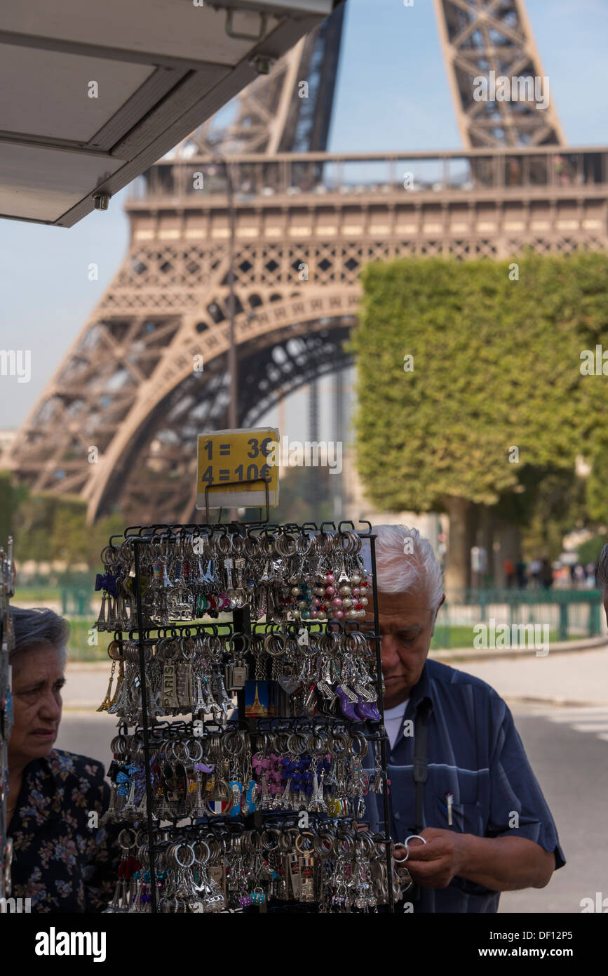 Shopping pour les souvenirs de la Tour Eiffel, Champs de Mars, Paris, France Banque D'Images