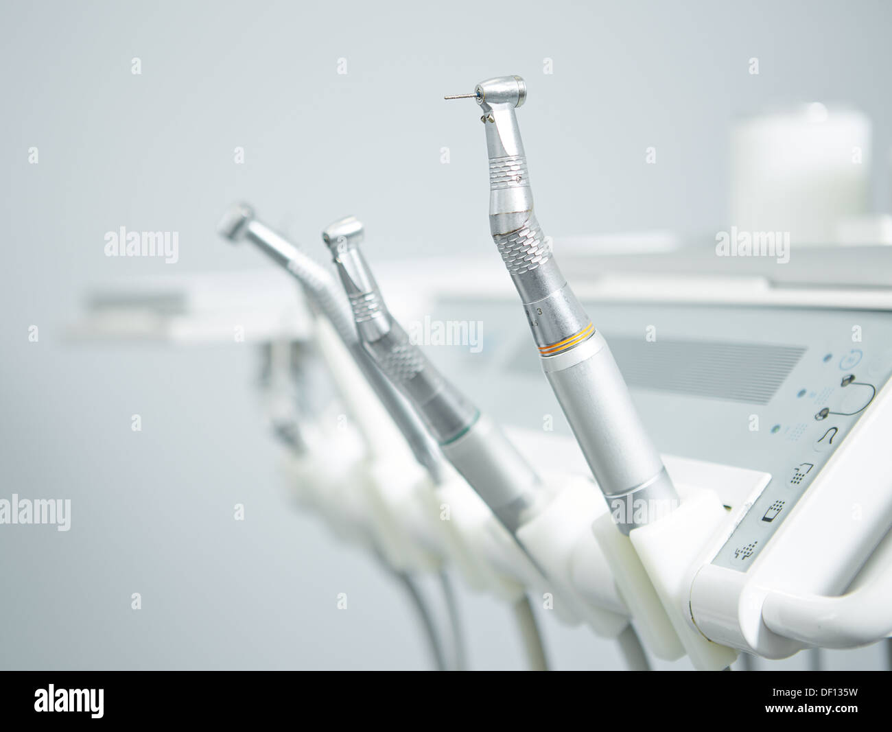 Différents instruments et outils dentaire dans un cabinet de dentistes Banque D'Images
