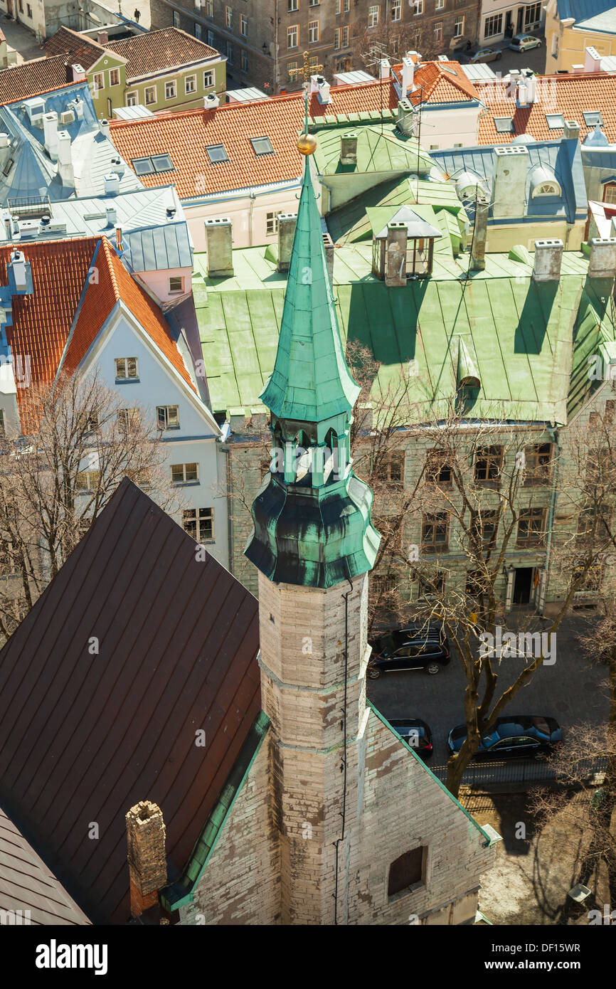 Vue aérienne sur le petit clocher de l'église St.Olaf à Tallinn, Estonie Banque D'Images