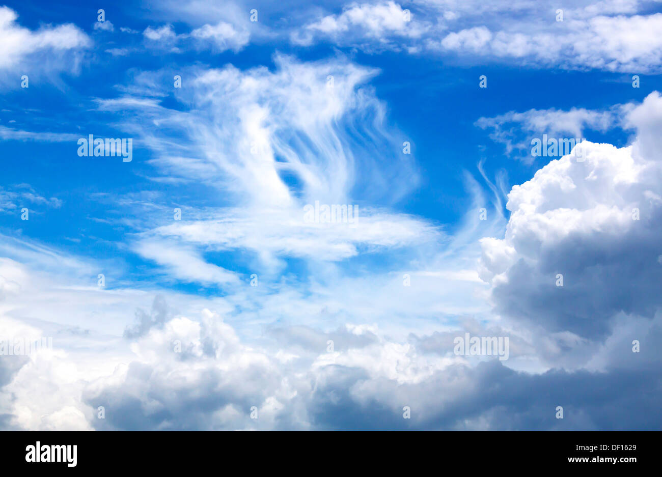 Ciel bleu nuage naturel avec close up. Banque D'Images