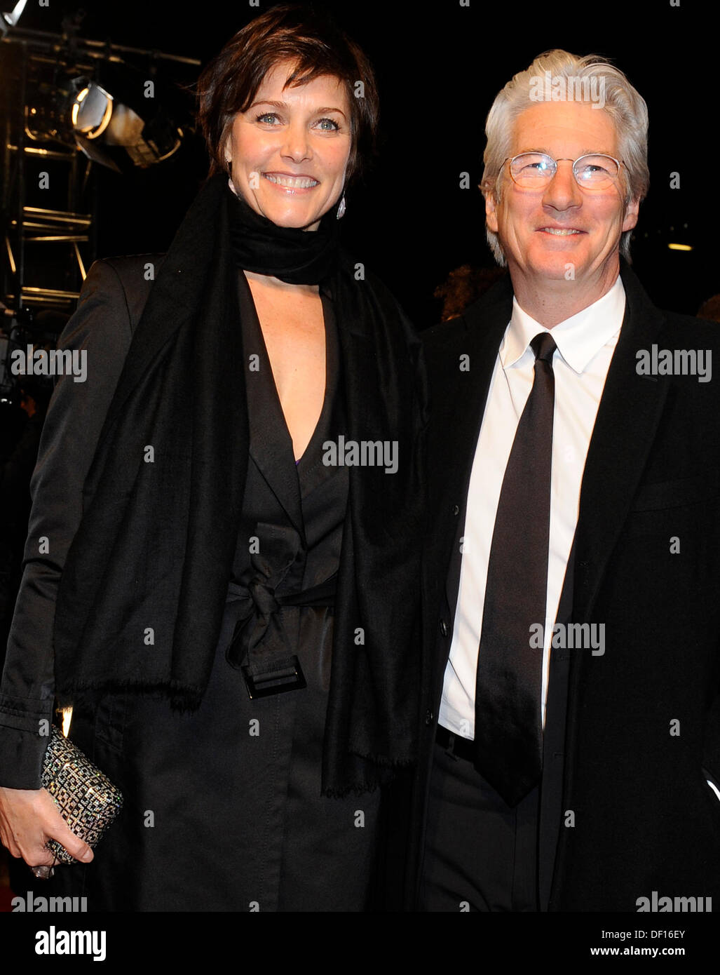 US-américain l'acteur Richard Gere et son épouse Carey Lowell arrivent pour l'attribution de la marque "Golden Camera Awards' à Berlin, Allemagne, 31 janvier 2010. Le 'Golden Camera Awards" sont décernés par un guide de la télévision allemande et l'excellence en matière de cinéma, de la télévision, du sport et des médias. Photo : Britta Pedersen Banque D'Images