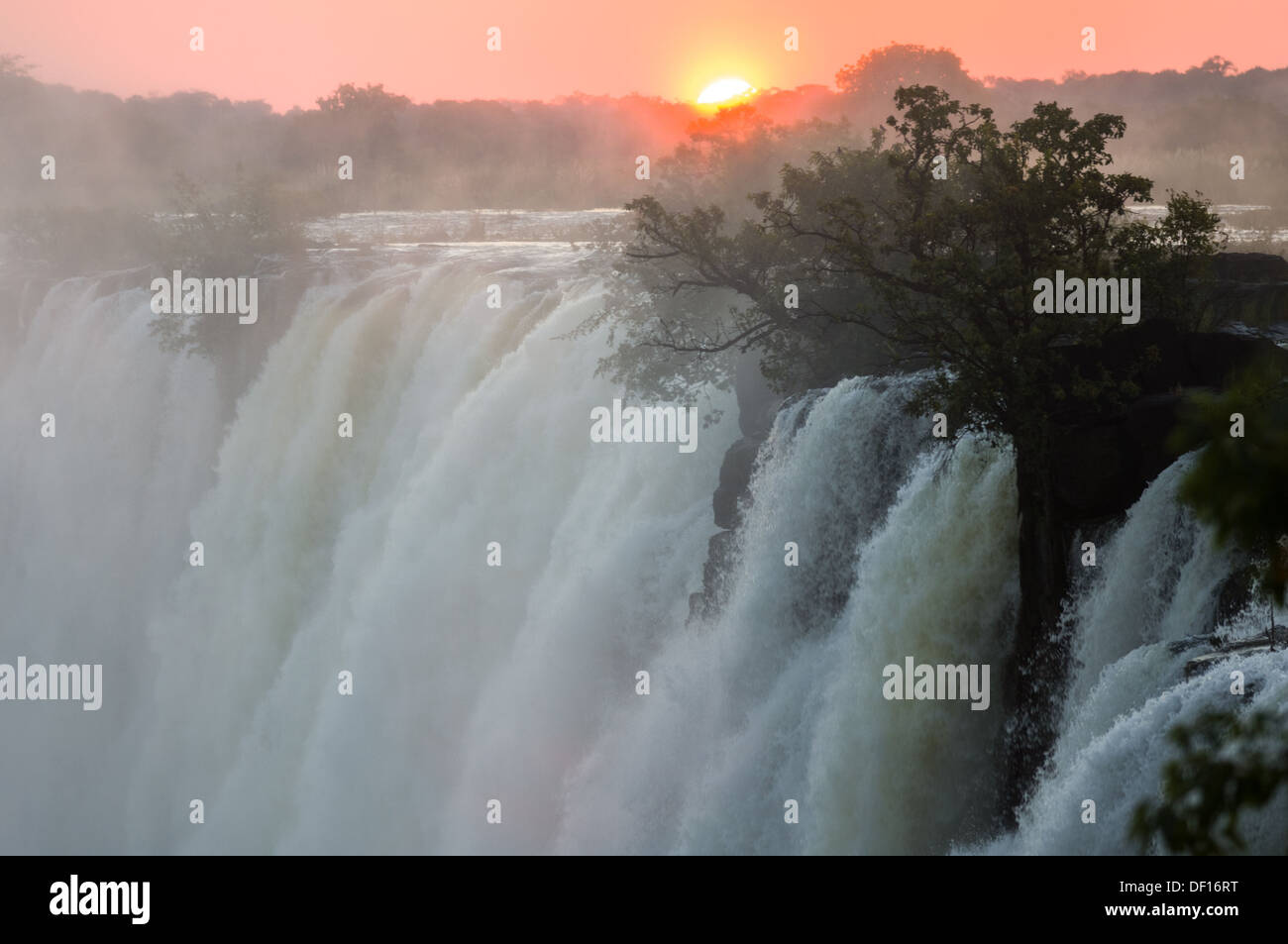 Le rétroéclairage Sun spray au sommet de Victoria Falls au coucher du soleil, Livingstone, Zambie Banque D'Images