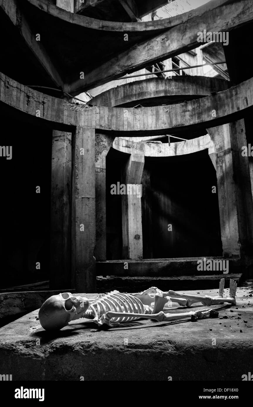 L'Italie. Le site. Squelette humain couché dans usine abandonnée Banque D'Images