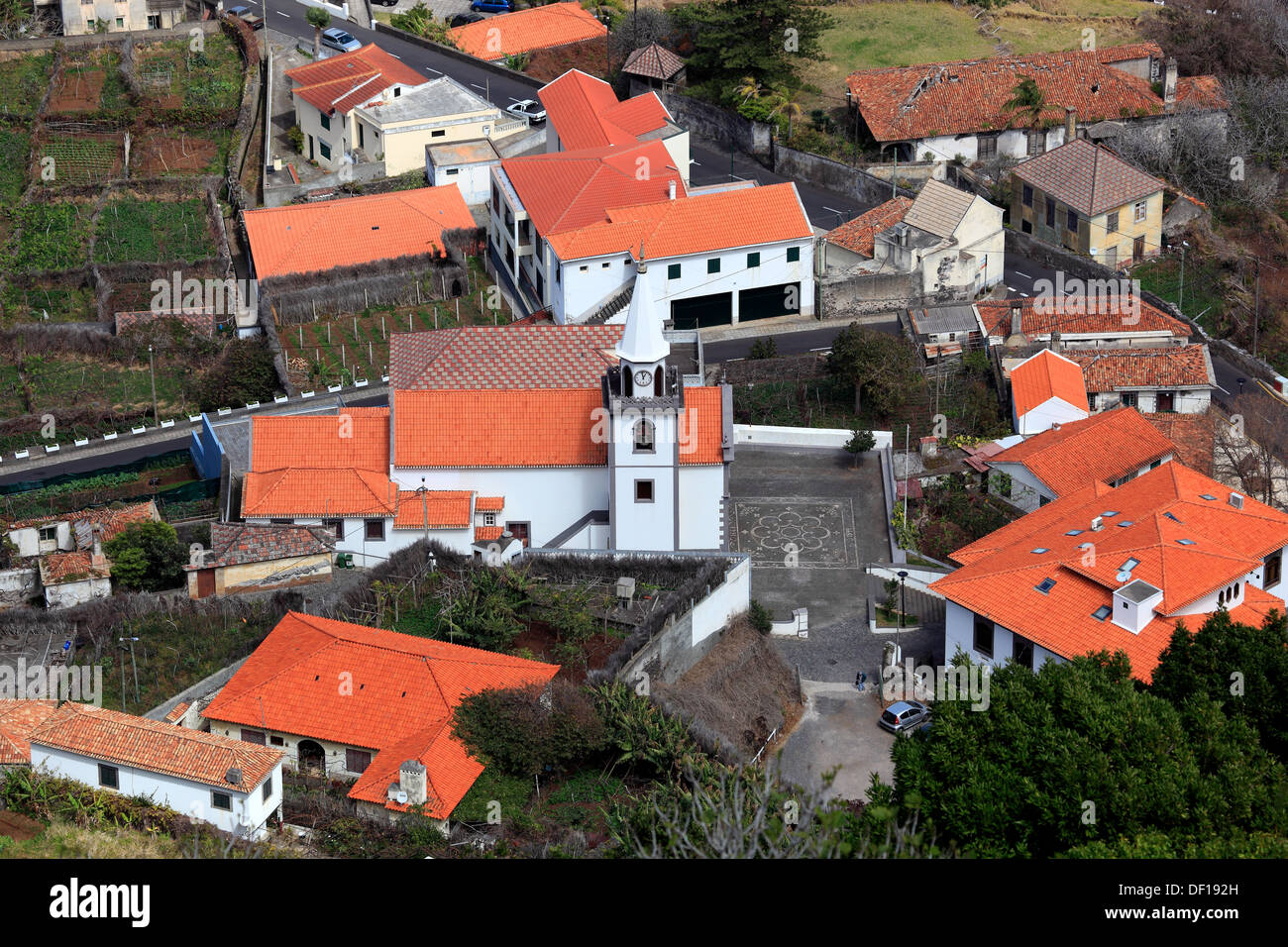 Vue du village avec église Porto Moniz, sur la côte nord-ouest de l'île de Madère Banque D'Images