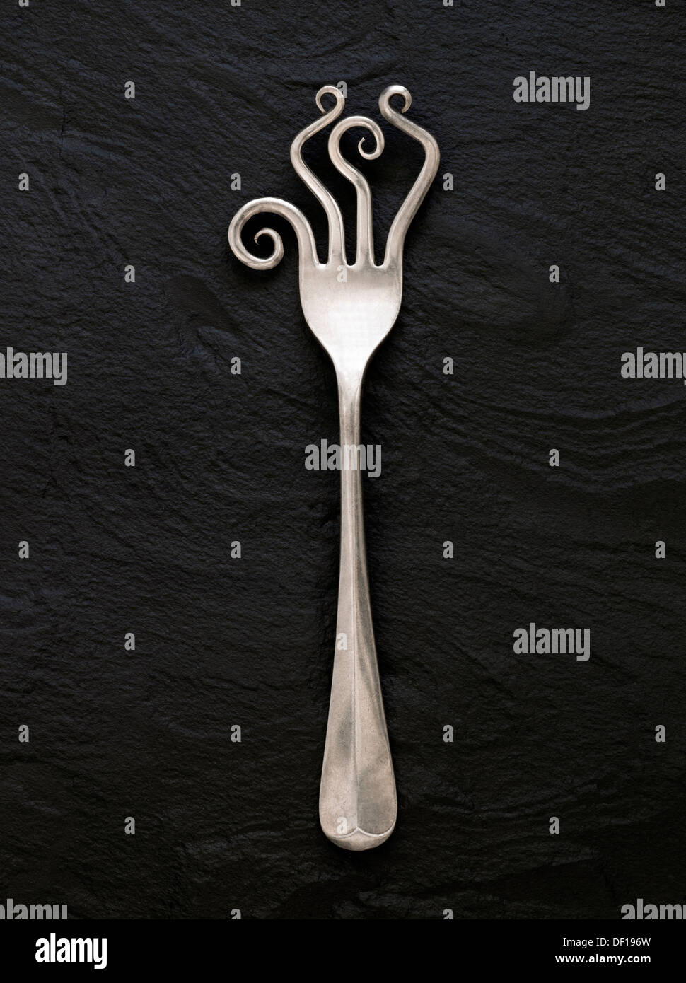 Gros plan de l'ancienne fourchette de cuisine vintage avec des broches ou des dents en spirale sauvages Banque D'Images