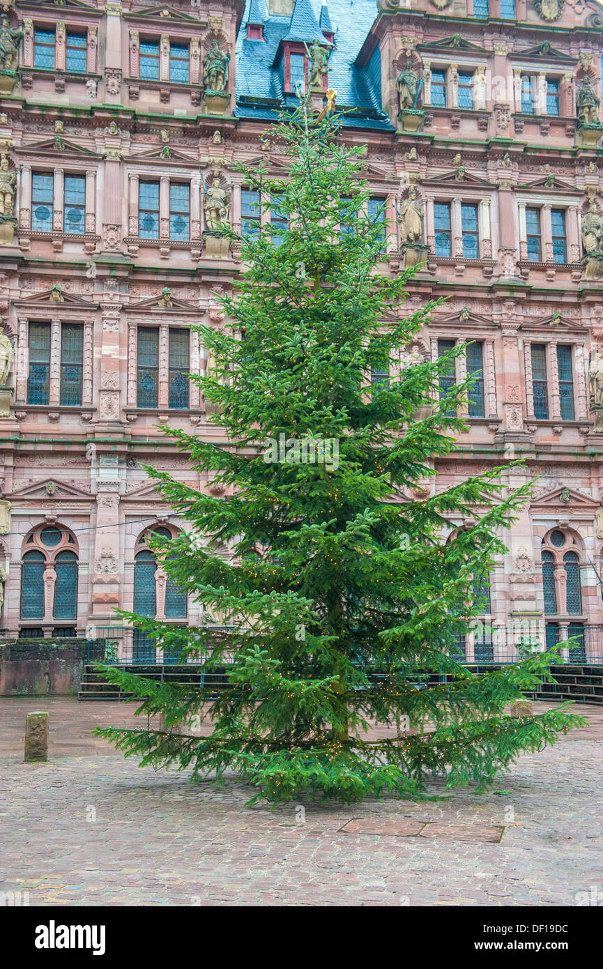 Arbre de Noël à l'avant-cour du château d'Heidelberg, Heidelberg, Allemagne Banque D'Images