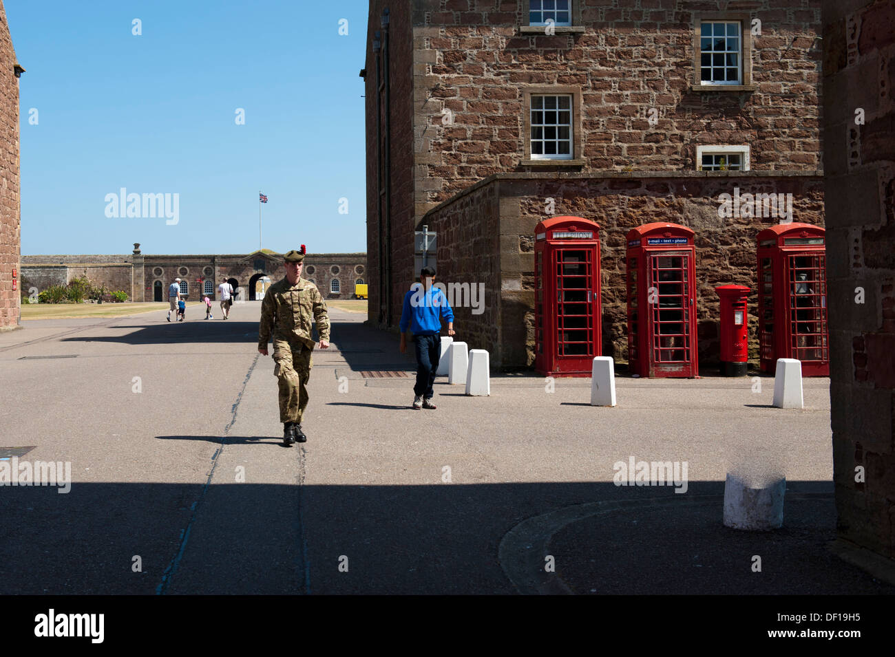 En vertu de soldat de l'union, en passant devant les boîtes de téléphone rouge et post box Banque D'Images