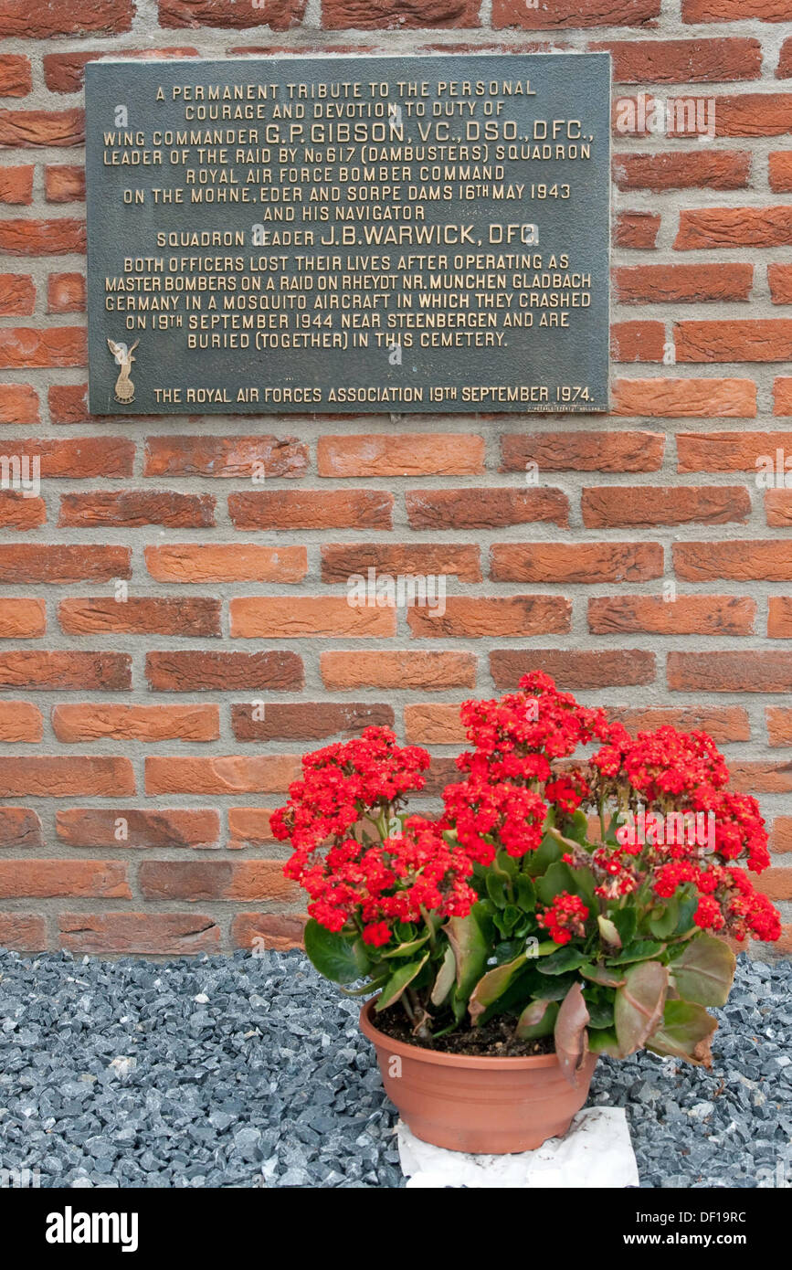 Plaque commémorative au Cimetière commémorant Steenbergen Guy Gibson, commandant de l'Escadre de CR et son navigateur qui y sont enterrés. Banque D'Images