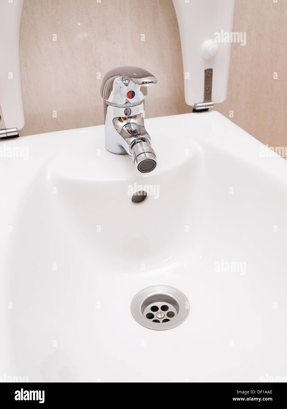 Bidet avec robinet de vidange et de détail Banque D'Images