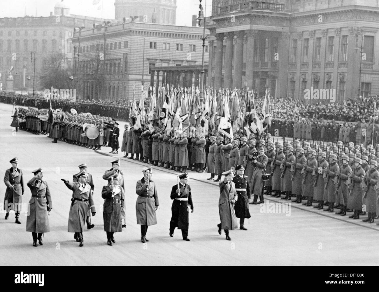 L'image de la propagande nazie montre Adolf Hitler passant devant une compagnie honoraire après la cérémonie dans la cour du Zeughaus à Berlin, en Allemagne, à l'occasion de la Heldengedenktag (Journée de commémoration des héros) le 15 mars 1942. À la gauche d'Hitler : l'amiral Erich Raeder (uniforme noir), à côté de lui le maréchal Wilhelm Keitel et le maréchal Erhard Milch. En arrière-plan (l-r), vue du Berliner Stadtschloss, de l'Alte Kommandantur et du Kronprinzenpalais. Fotoarchiv für Zeitgeschichte Banque D'Images