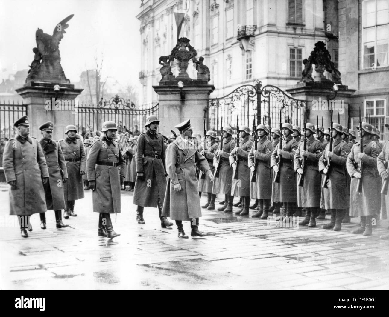 L'image de la propagande nazie! Spectacles Adolf Hitler défilant devant une compagnie honorifique dans le quartier du Château à Prague, République tchèque, après l'invasion du soi-disant 'reste de la Czèchia' par la Wehrmacht allemande, le 16 mars 1939. De là, il annonce la création du "protectorat de la Bohême et de la Moravie", qui signifie la dissolution de la Tchécoslovaquie en tant qu'État souverain. Fotoarchiv für Zeitgeschichte Banque D'Images