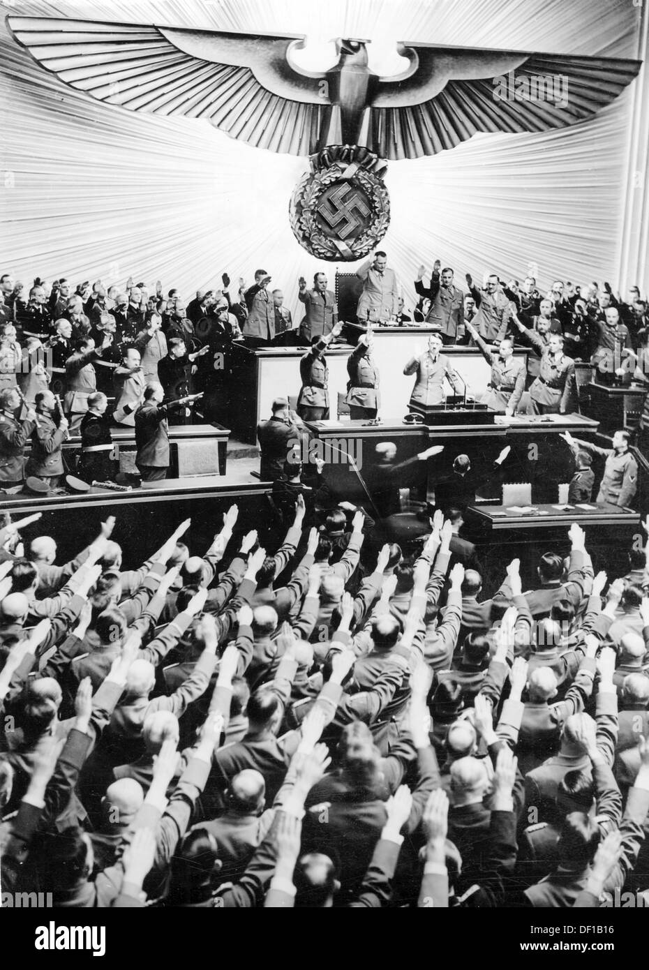 L'image de la propagande nazie! Spectacles le chancelier Adolf Hitler salue les députés du Reichstag dans l'Opéra de Kroll à Berlin, Allemagne, le 11 décembre 1941. Dans le discours suivant, Hitler a déclaré la guerre aux États-Unis. Fotoarchiv für Zeitgeschichte Banque D'Images