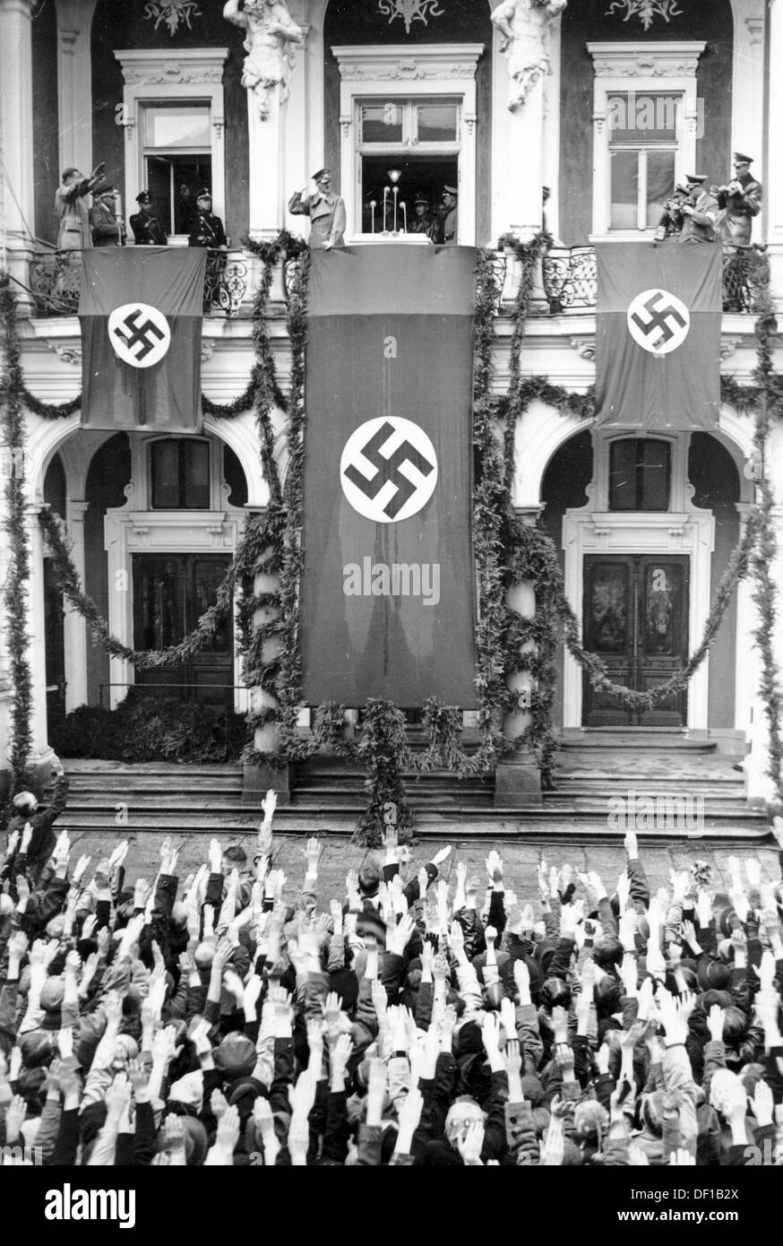 L'image de la propagande nazie! Montre Adolf Hitler être accueilli par un crowdin Sudetenland applaudi en octobre 1938 après l'Accord de Munich du 29 septembre 1938. Date et lieu inconnus. Fotoarchiv für Zeitgeschichte Banque D'Images