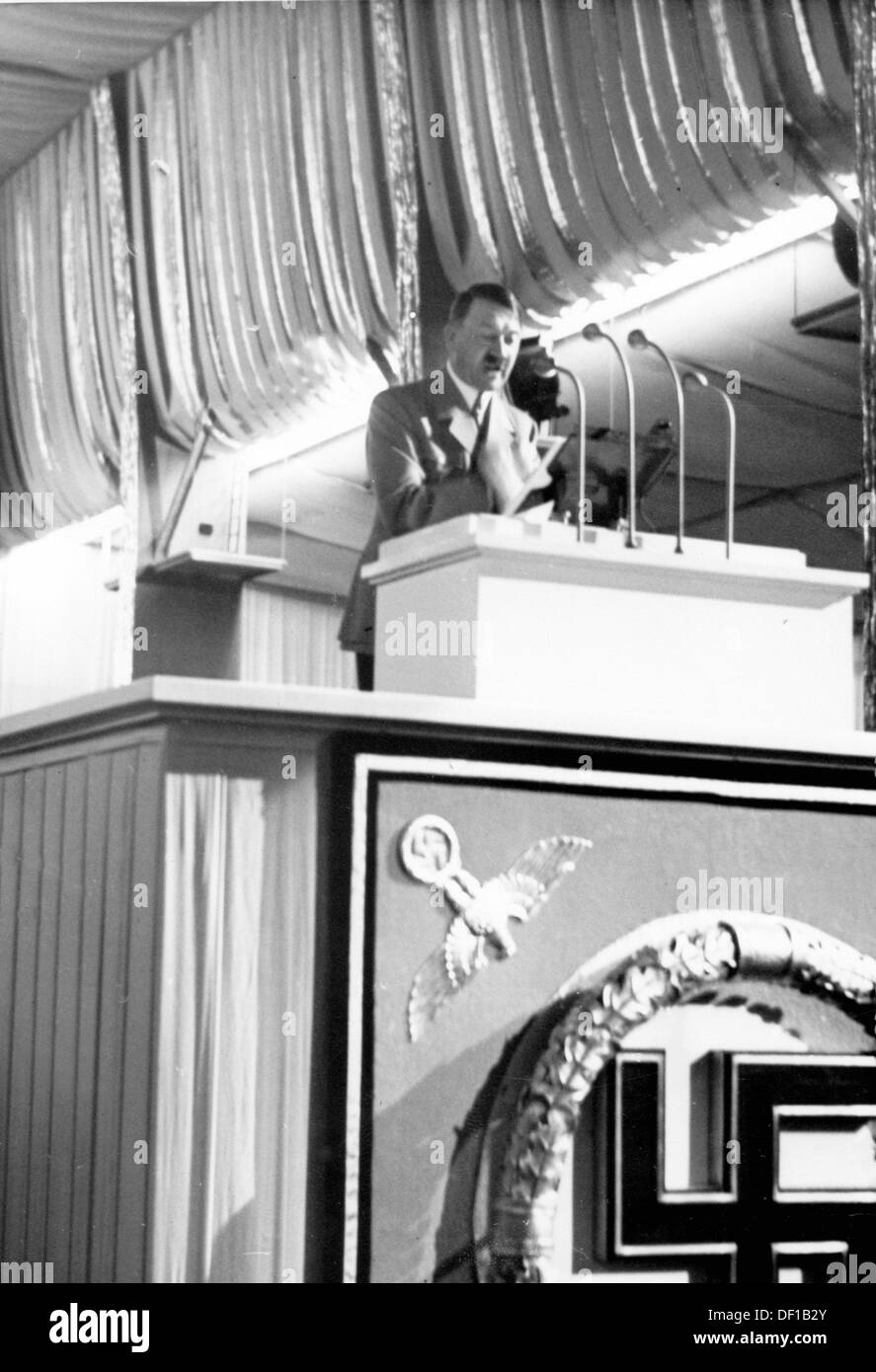 L'image de la propagande nazie! Le chancelier Adolf Hitler prononce un discours sur le dernier congrès du « rassemblement du travail » de Nuremberg sur les lieux de rassemblement de Nuremberg, en Allemagne, le 13 septembre 1937. Fotoarchiv für Zeitgeschichte Banque D'Images