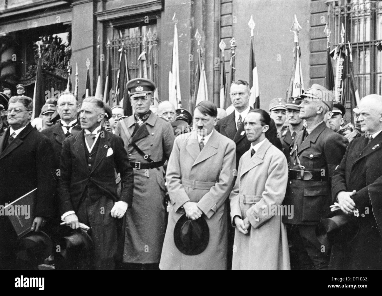 L'image de la propagande nazie! Présente Adolf Hitler avec le vice-chancelier Franz von Papen (2-l), le ministre de la Défense de Reich Werner von Blomberg (3-l) et le ministre de la propagande de Reich Joseph Goebbels au Lustgarten à Berlin, en Allemagne, à l'occasion des célébrations de 1 mai 1933. Fotoarchiv für Zeitgeschichte Banque D'Images